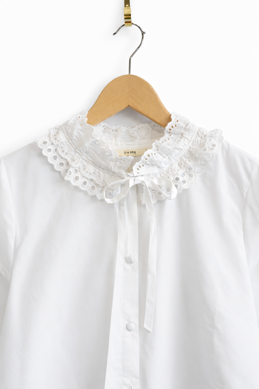 Détail col broderie anglaise chemisier Victoire - lien à nouer