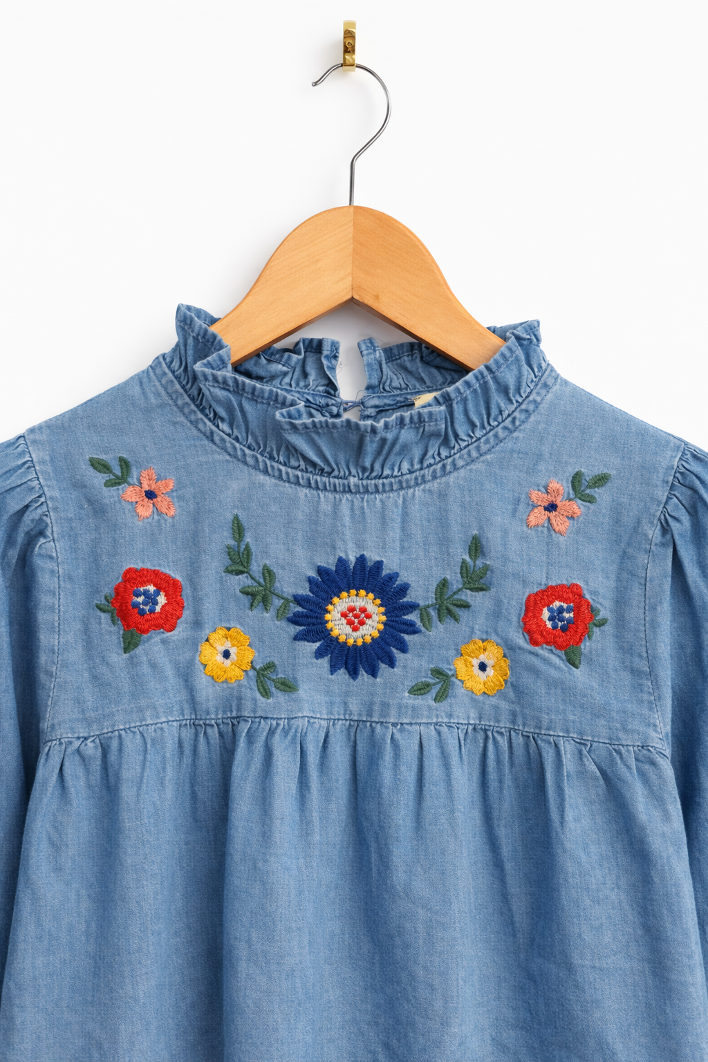 Détail broderies florales multicolores blouse Isabeau motifs floraux