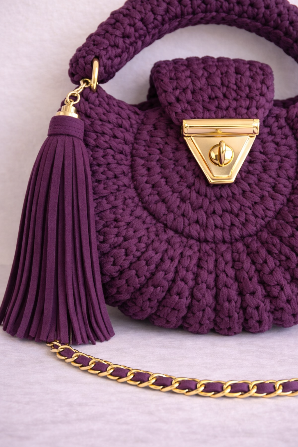 Gros plan texture crochet fait main du sac Amaya prune, fil peigné coton qualité supérieure