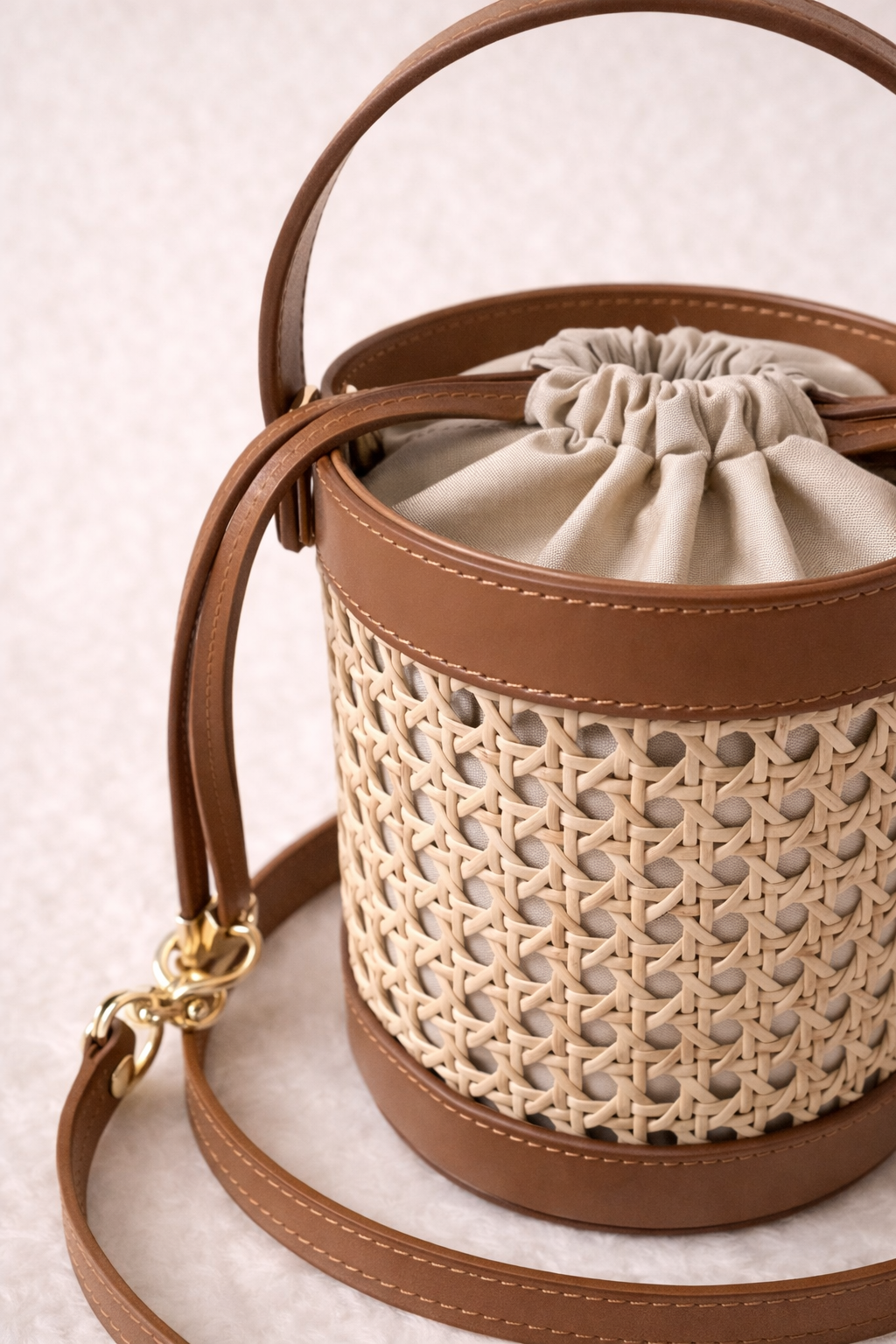 Détail finitions en cuir véritable marron du sac Kelly, qualité premium italienne