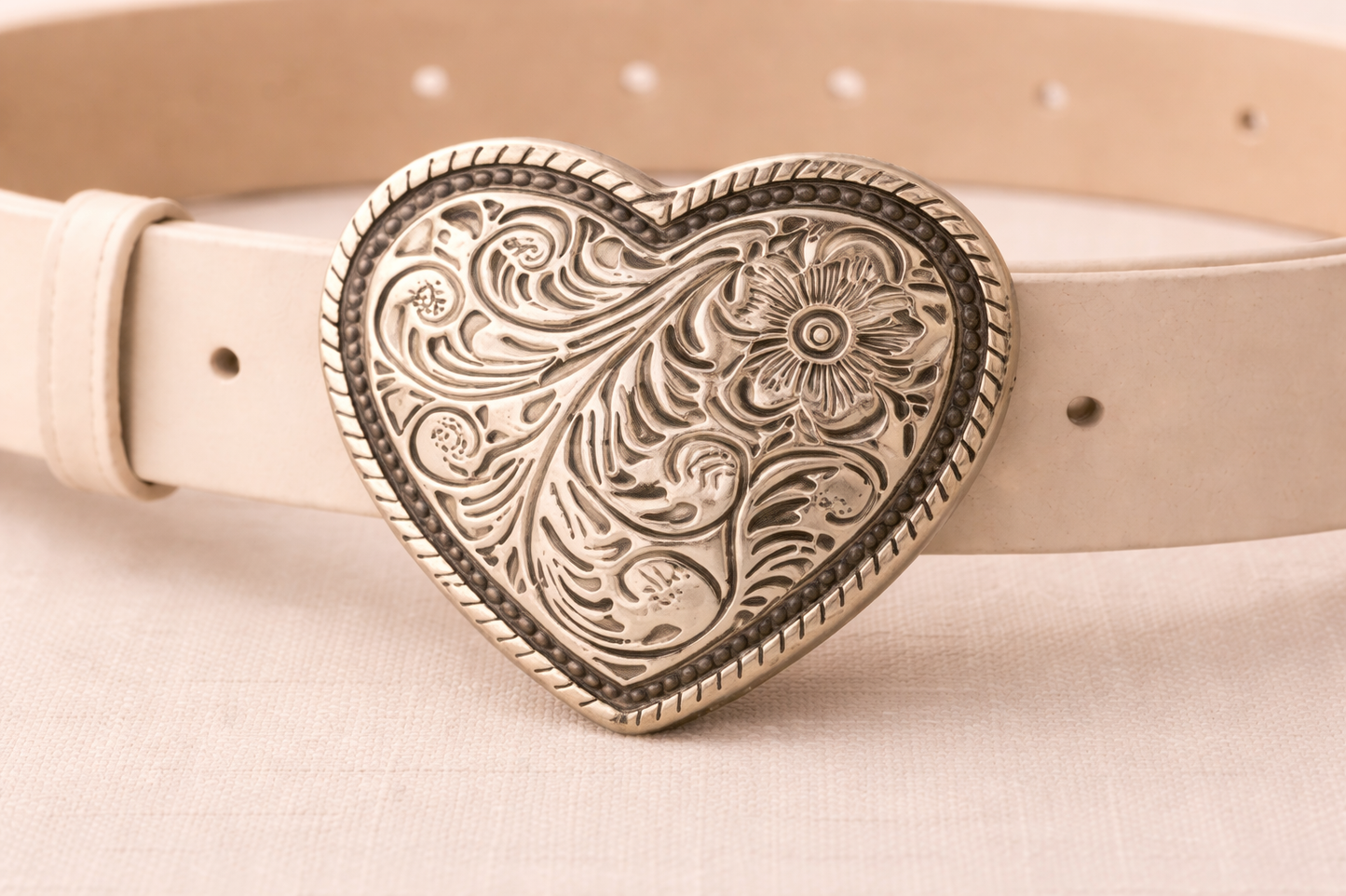 Ceinture Valentine Amour d'été - Boucle cœur argentée sur cuir beige