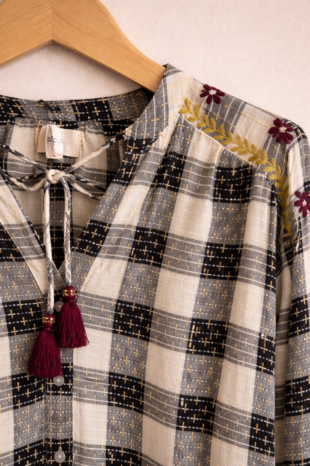 Détail des broderies florales jaunes et bordeaux sur la blouse Caroline - Imprimé damier hippie chic