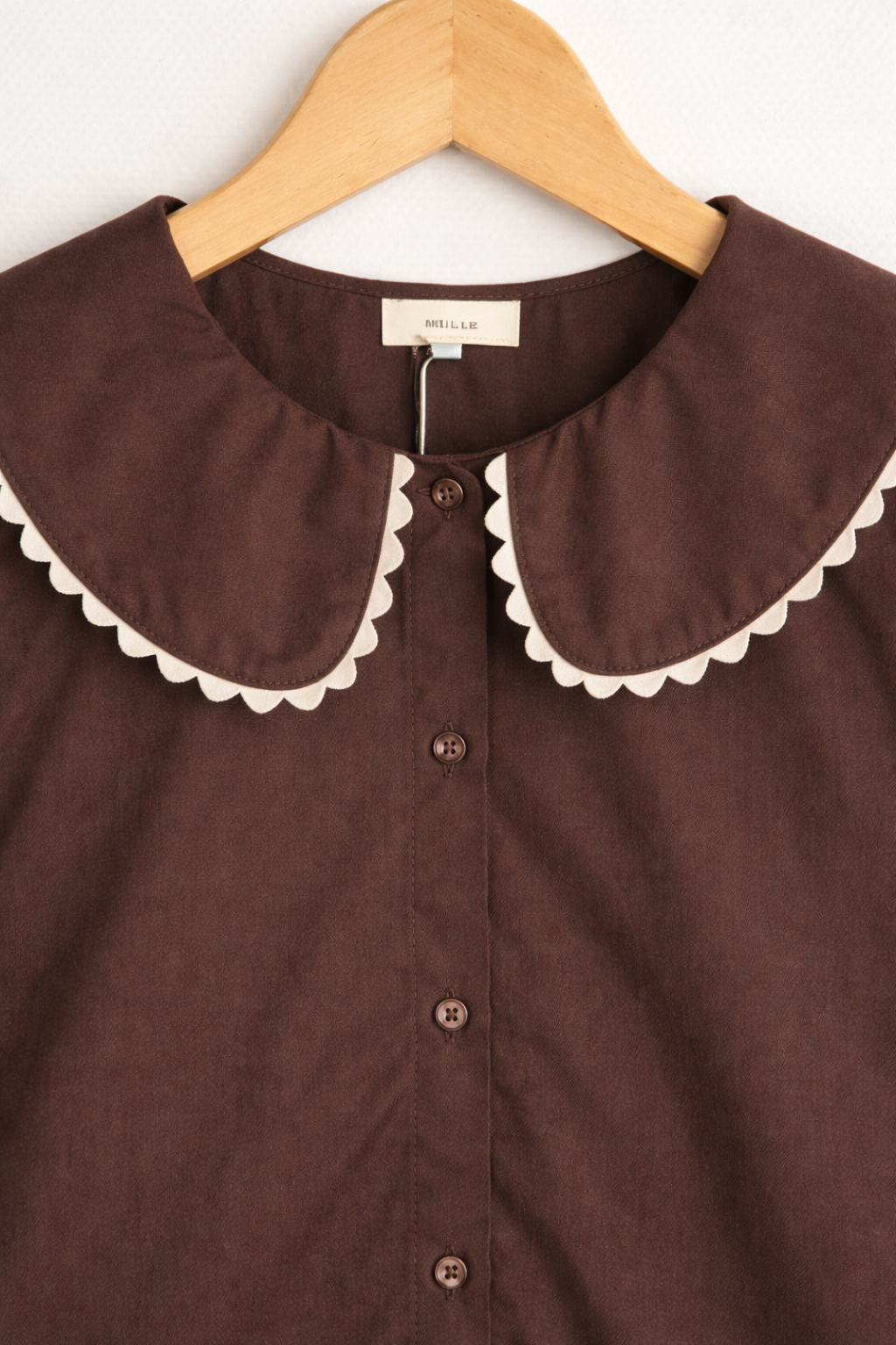 Détail du col claudine festonné de la chemise Amandine - Coloris chocolat bohème chic