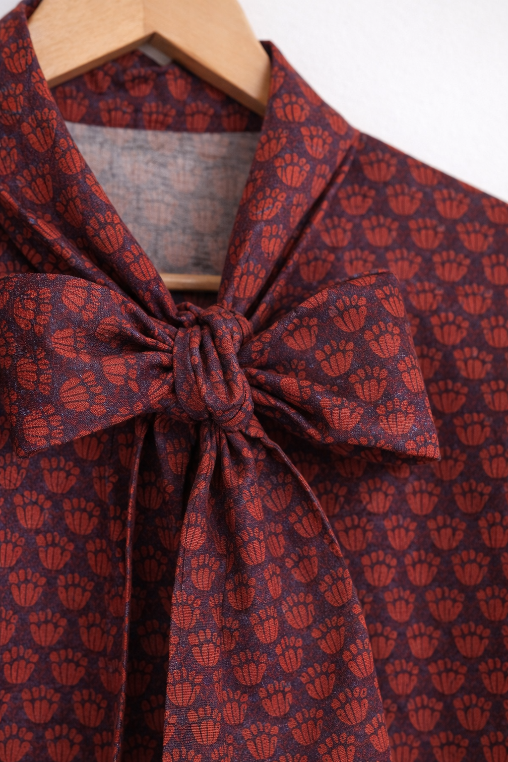 Détail du col lavallière avec nœud à nouer de la blouse Isadora bordeaux