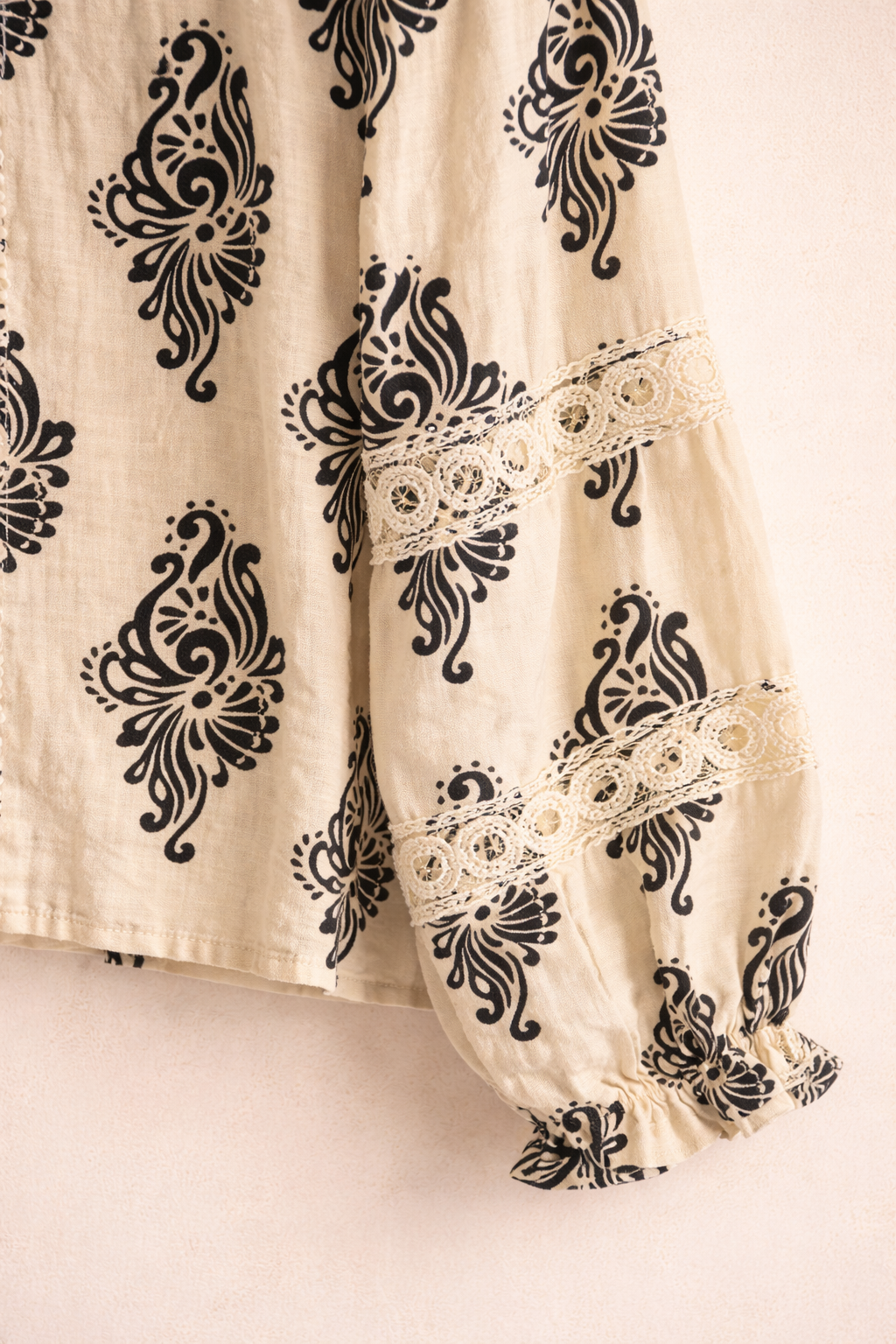 Gros plan broderies et imprimé blouse Cassiopée 70% viscose 30% polyamide
