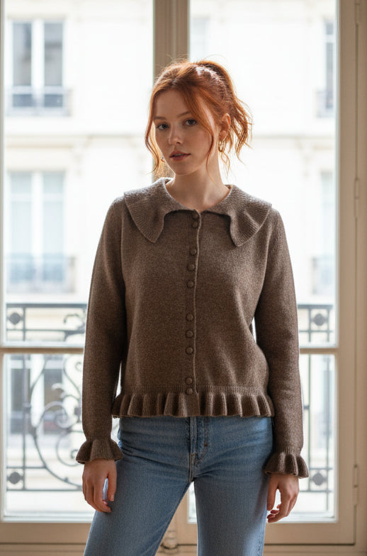 Femme portant le gilet Erine taupe maille moelleuse taille unique 36-40