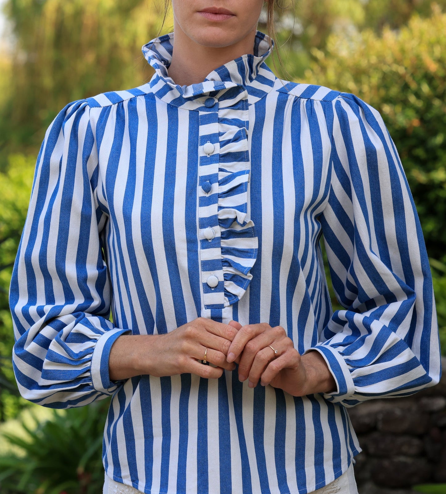 Blouse Arielle - rayures azur et volants graphiques - It Hippie