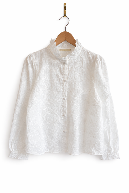 vue face Chemisier femme Olympe blanc pur col montant volanté broderies anglaises 100% coton - It Hippie
