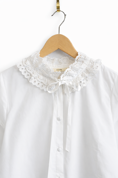 Détail col broderie anglaise chemisier Victoire - lien à nouer
