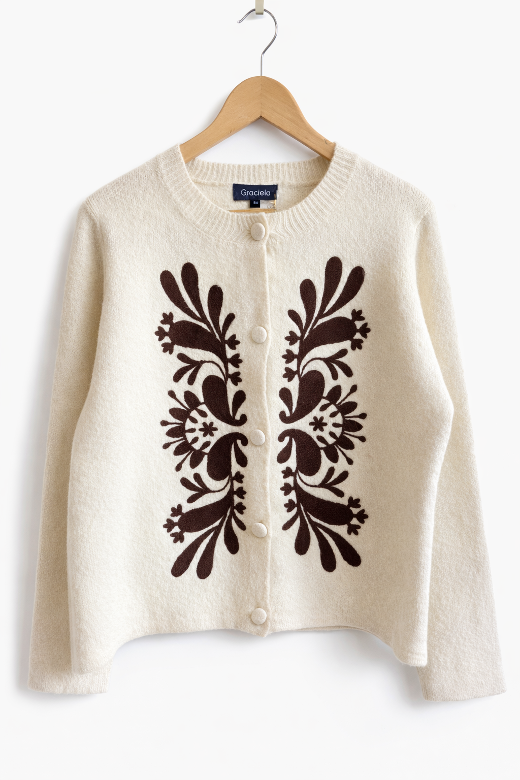 vue face Gilet femme Grâce crème broderies florales chocolat folkloriques maille douce - Graciela
