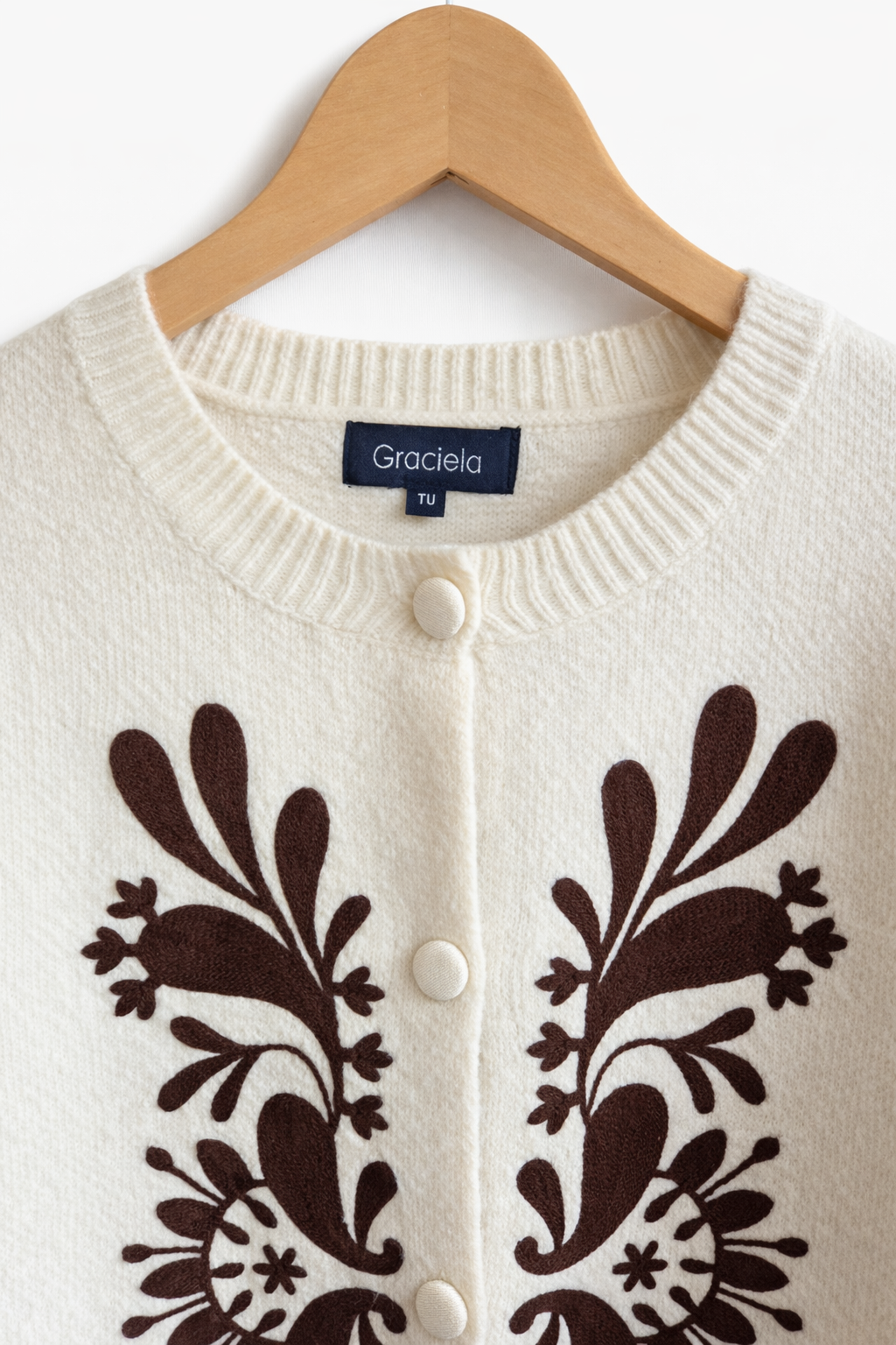 Détail broderies chocolat gilet Grâce - motifs folkloriques symétriques

