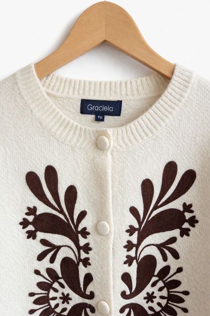 Détail broderies chocolat gilet Grâce - motifs folkloriques symétriques
