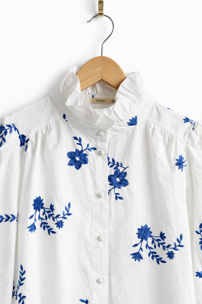 Détail col montant volanté chemisier Esmée - broderies florales bleues

