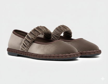 Ballerines Naïa velours taupe portées - look minimaliste bohème chic
