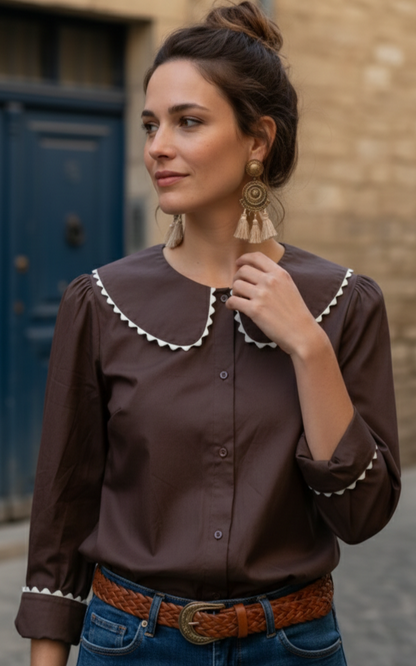  Chemise Amandine portée - Col festonné chocolat et coupe fluide