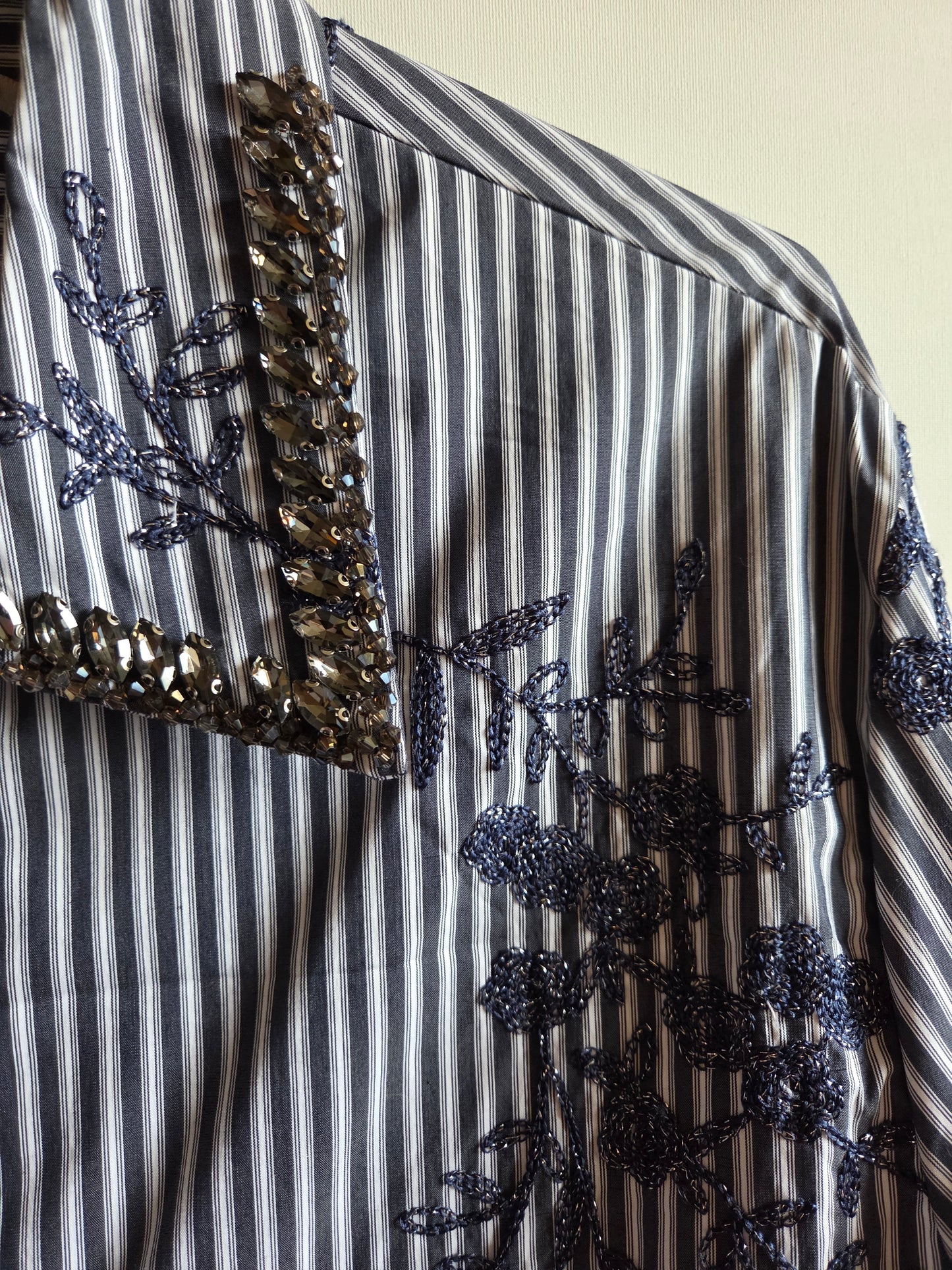 Détail du col brodé de cristaux et perles de la chemise Morgane - Style maritime chic