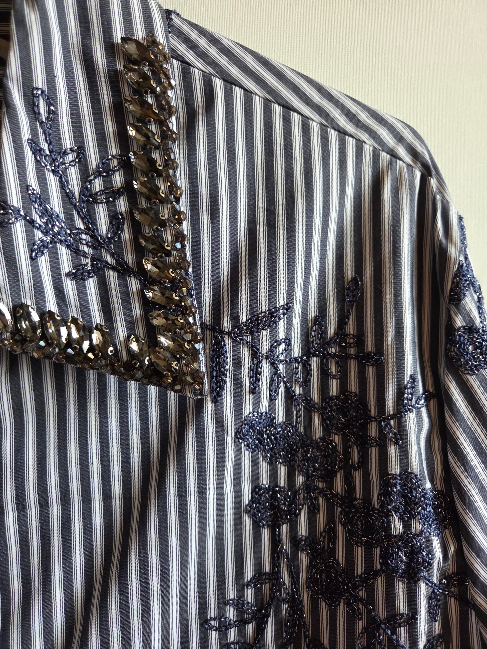 Détail du col brodé de cristaux et perles de la chemise Morgane - Style maritime chic