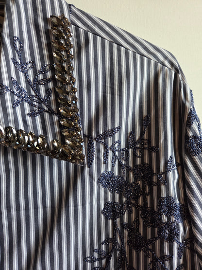 Détail du col brodé de cristaux et perles de la chemise Morgane - Style maritime chic