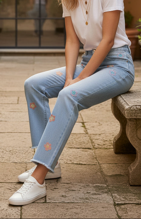 : Look décontracté jean Flavie brodé et t-shirt blanc - style bohème chic