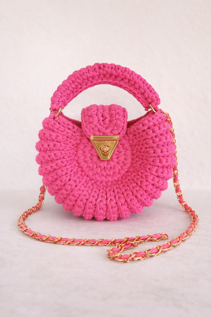 Sac crocheté Amaya rose fuchsia avec fermoir doré et pompon amovible, fait main
