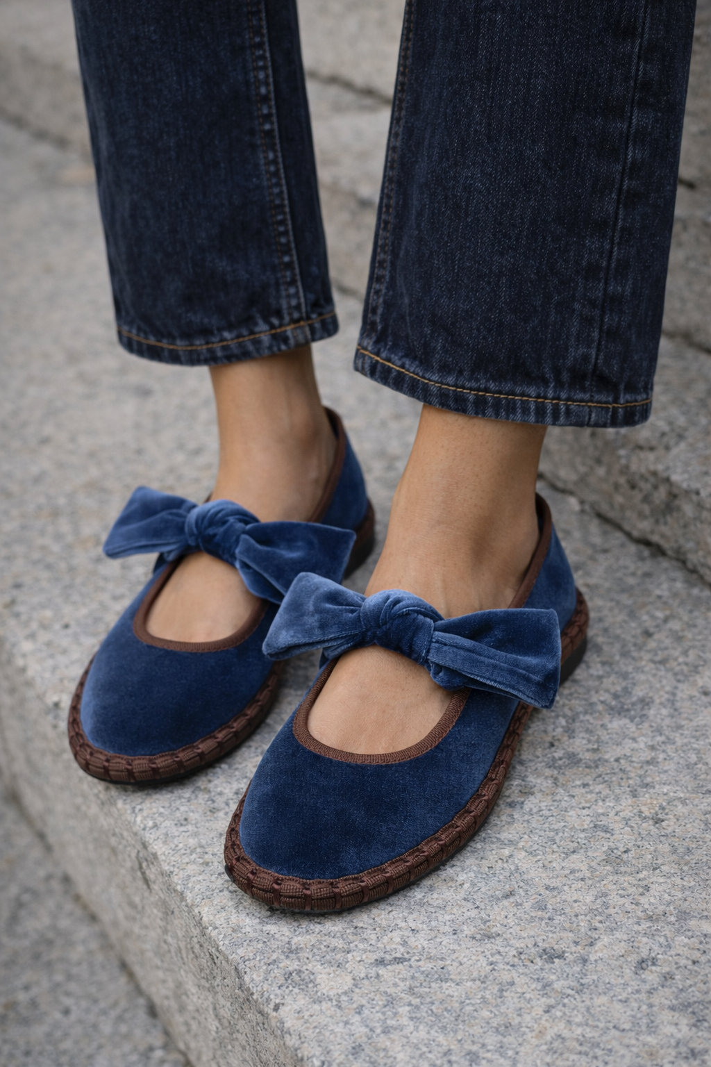 Ballerines Inès velours bleu minuit portées - look bohème chic"