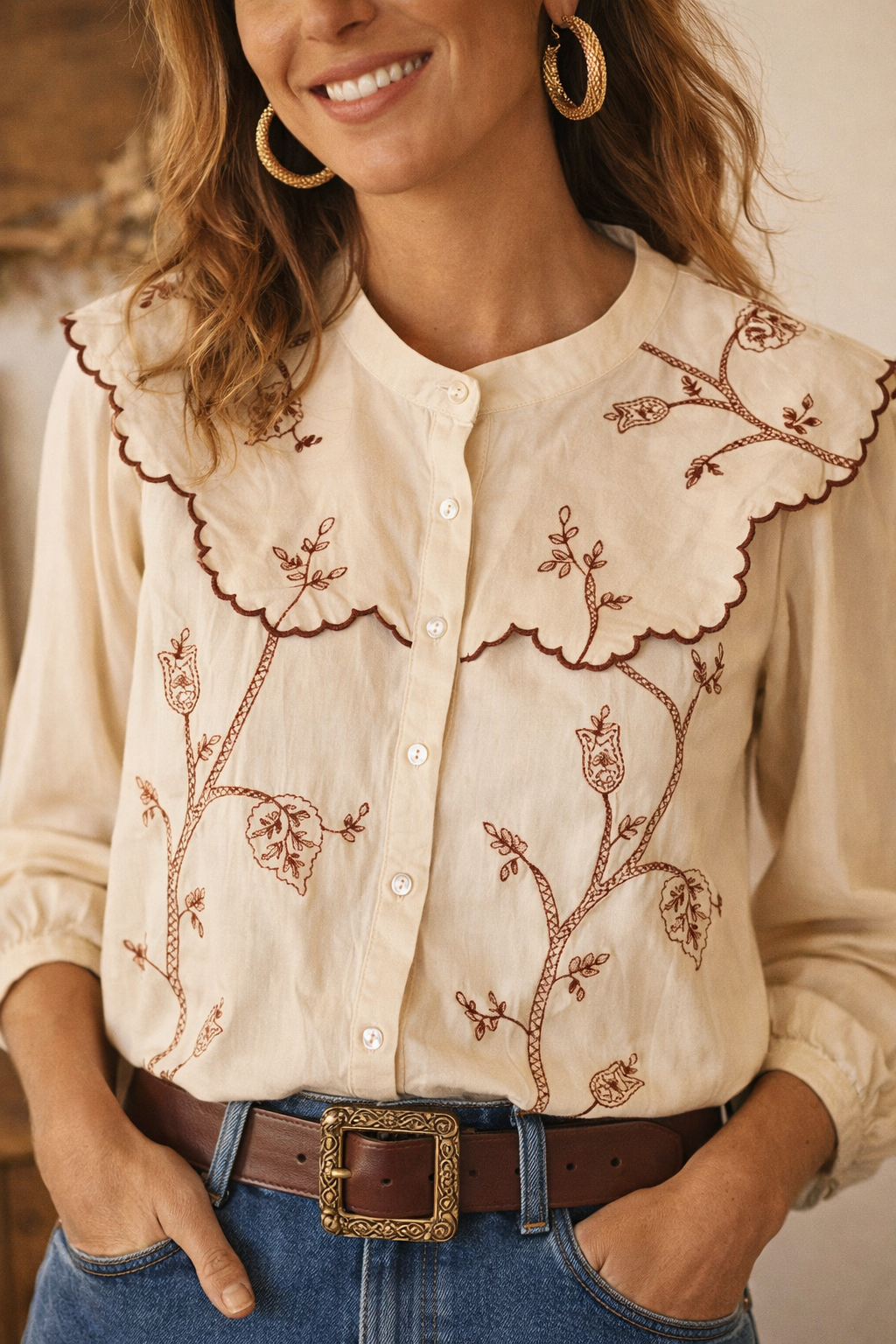  Chemise Orianne portée - Beige avec motifs floraux brodés caramel