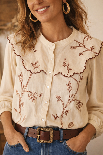  Chemise Orianne portée - Beige avec motifs floraux brodés caramel