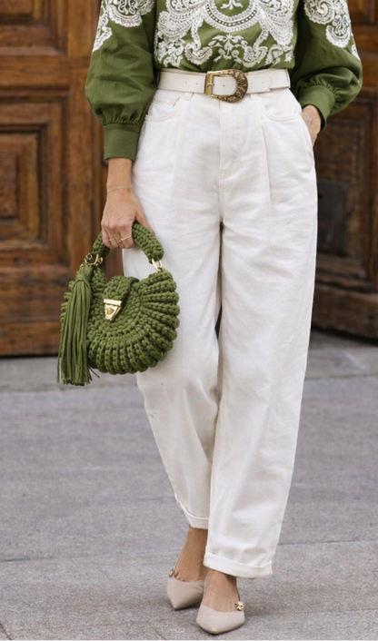 Sac Amaya olive porté en bandoulière avec chaîne dorée, look décontracté naturel