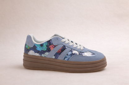  Détail sequins : Gros plan sequins scintillants bleus des sneakers Stella, détails glamour frais

