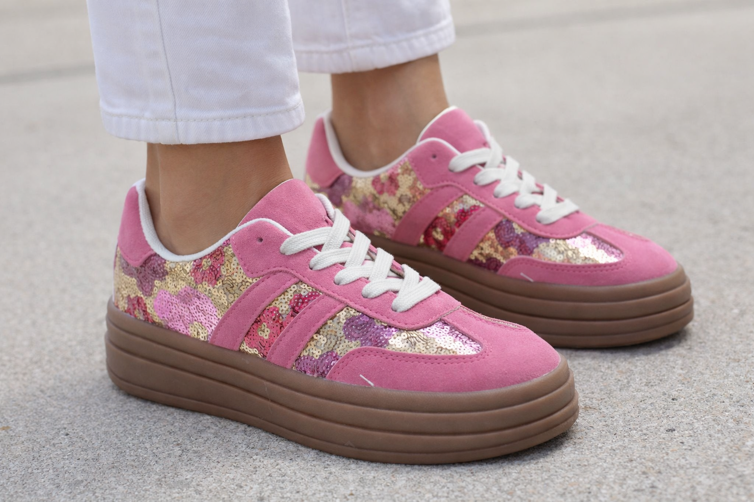 Gros plan sequins scintillants roses des sneakers Stella, détails glamour féminins
