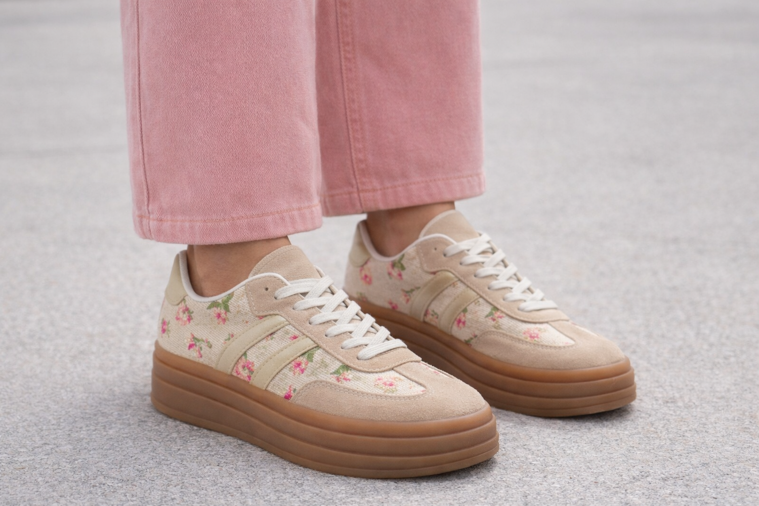 Sneakers Romane liberty avec robe midi fleurie, style bohème romantique décontracté