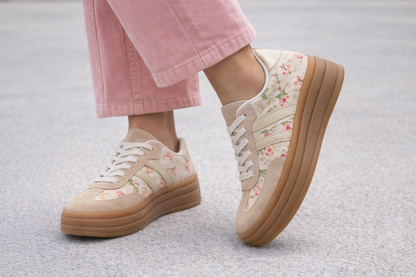 Sneakers Romane liberty avec robe midi fleurie, style bohème romantique décontracté