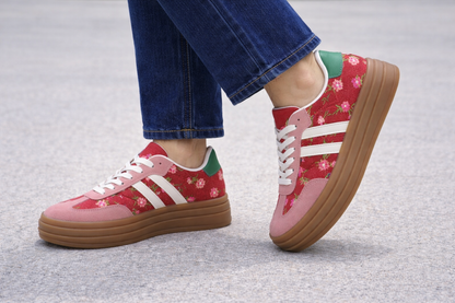 Sneakers Romane framboise avec jean blanc et t-shirt rayé, look casual frais
