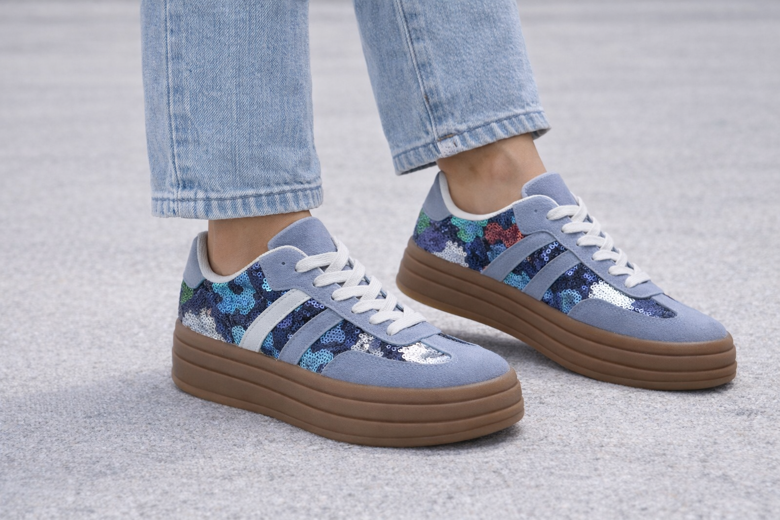 Détail cuir et lacets : Détail cuir bleu et lacets des sneakers Stella sequins, finitions qualité made in Spain

