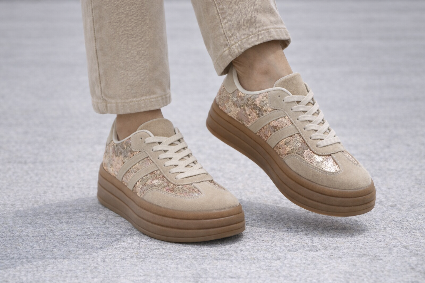 Gros plan sequins scintillants beige des sneakers Stella, détails glamour lumineux