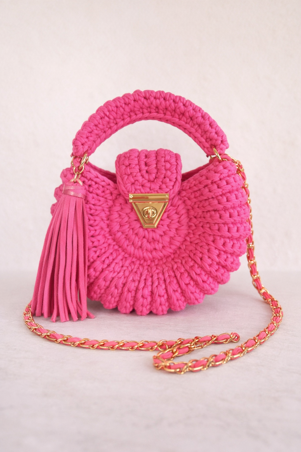 Sac Amaya fuchsia crocheté main en coton premium, bandoulière chaîne dorée, artisanal vibrant
