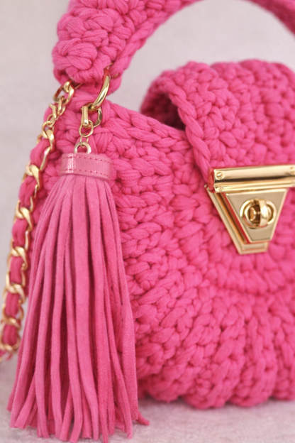Gros plan texture crochet fait main du sac Amaya fuchsia, fil peigné coton qualité supérieure