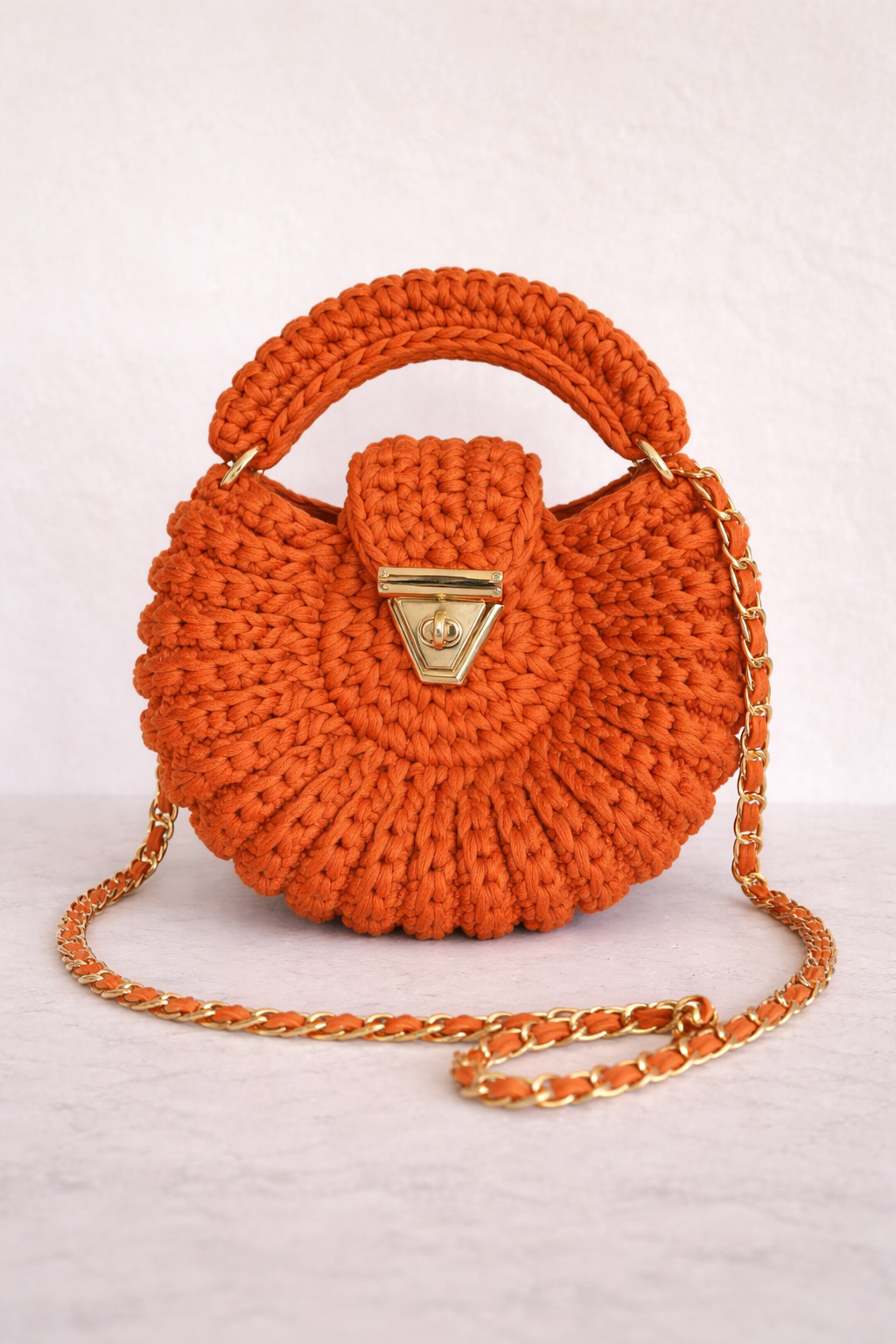 Sac crocheté Amaya orange mandarine avec fermoir doré et pompon amovible, fait main