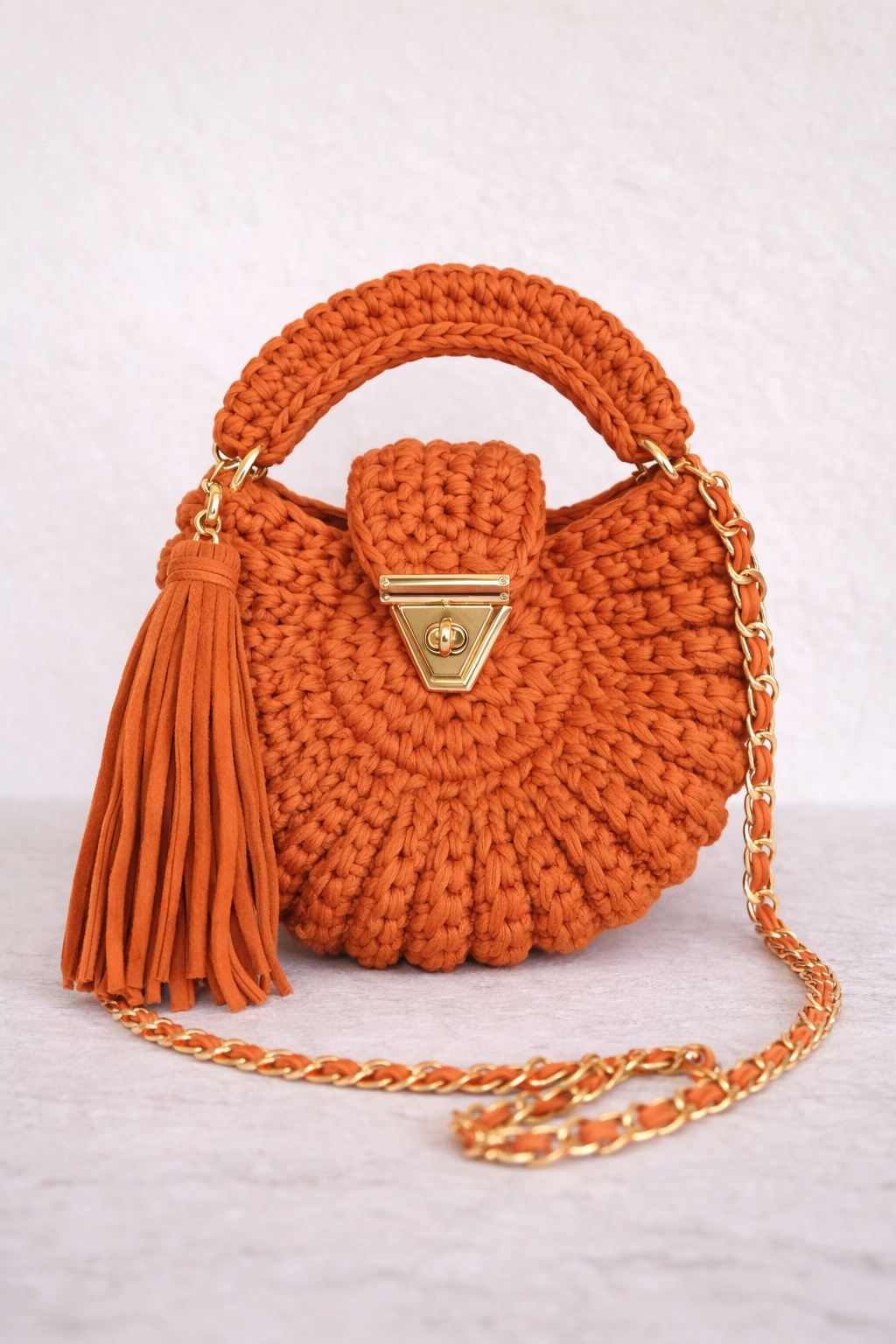 Sac Amaya mandarine crocheté main en coton premium, bandoulière chaîne dorée, artisanal vibrant
