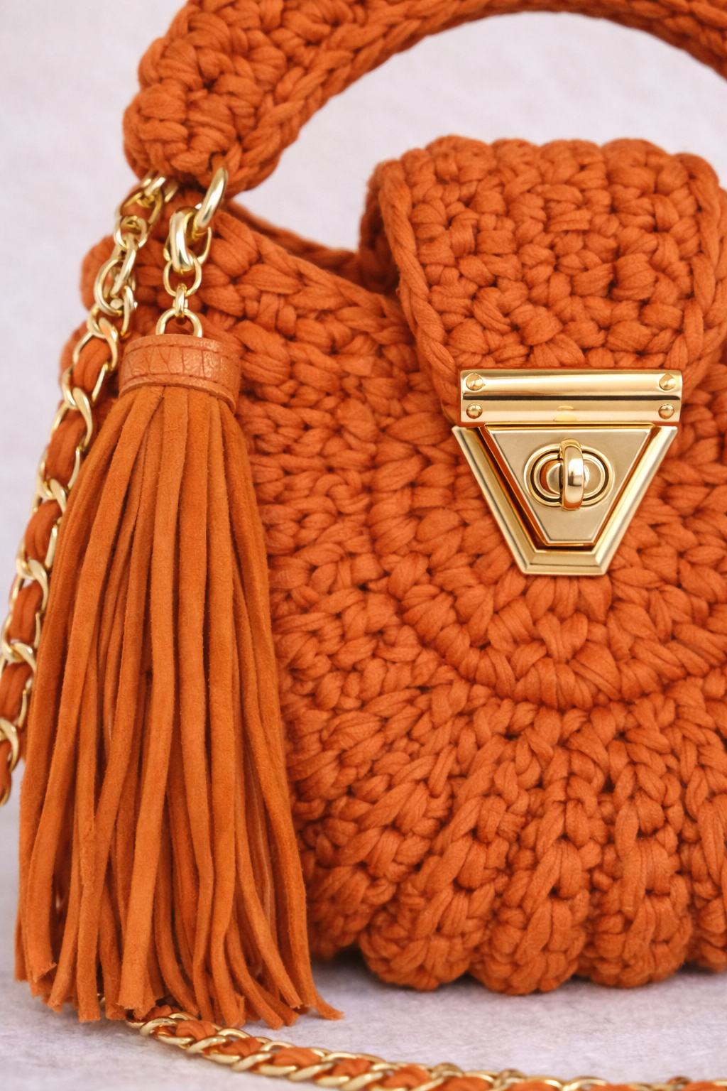 Gros plan texture crochet fait main du sac Amaya mandarine, fil peigné coton qualité supérieure