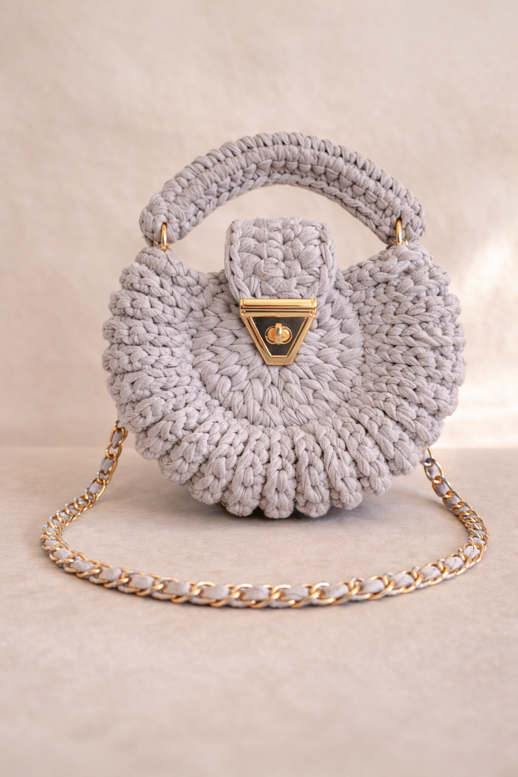 Sac crocheté Amaya gris perle avec fermoir doré et pompon amovible, fait main