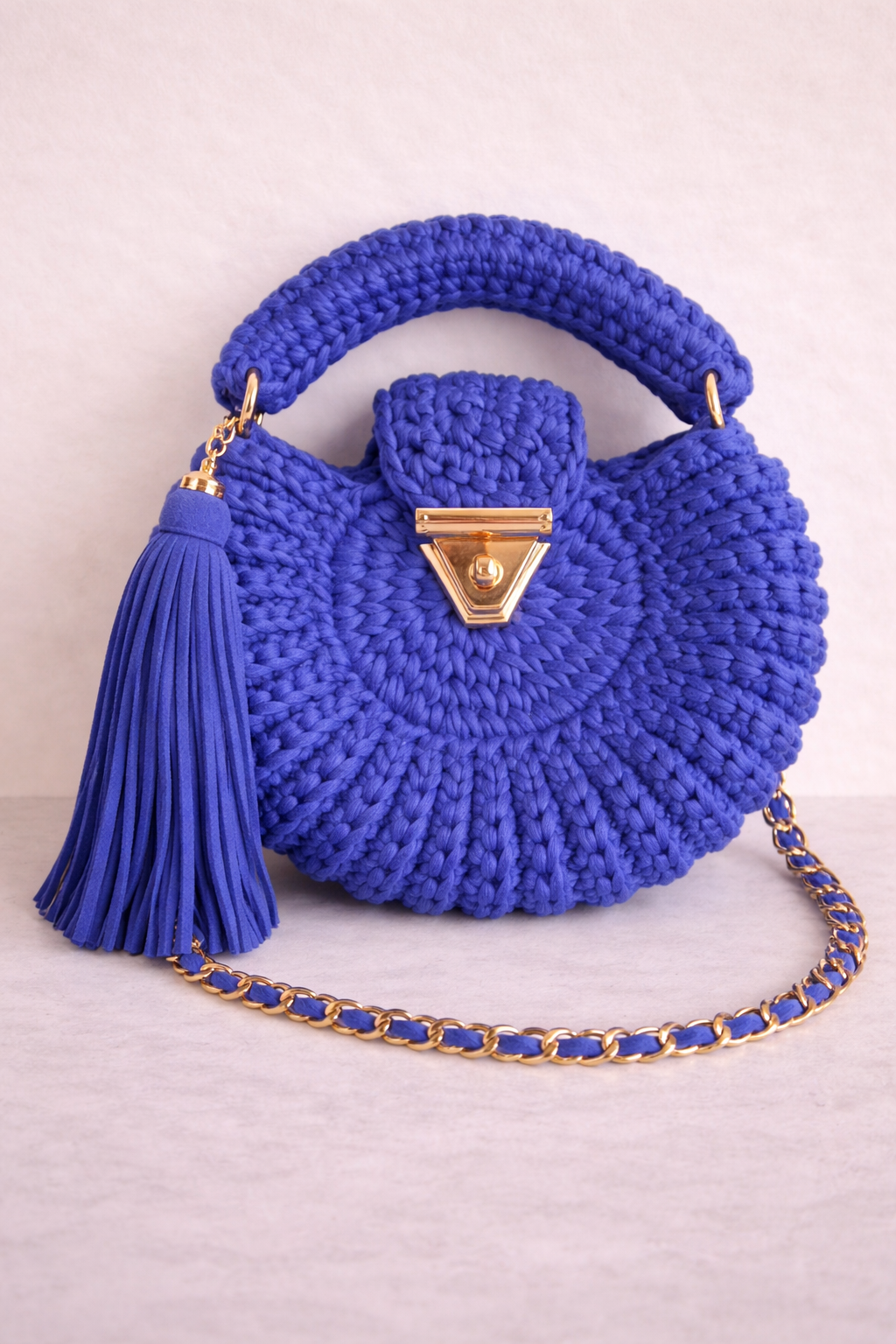 Sac Amaya bleu roi crocheté main en coton premium, bandoulière chaîne dorée, artisanal majestueux