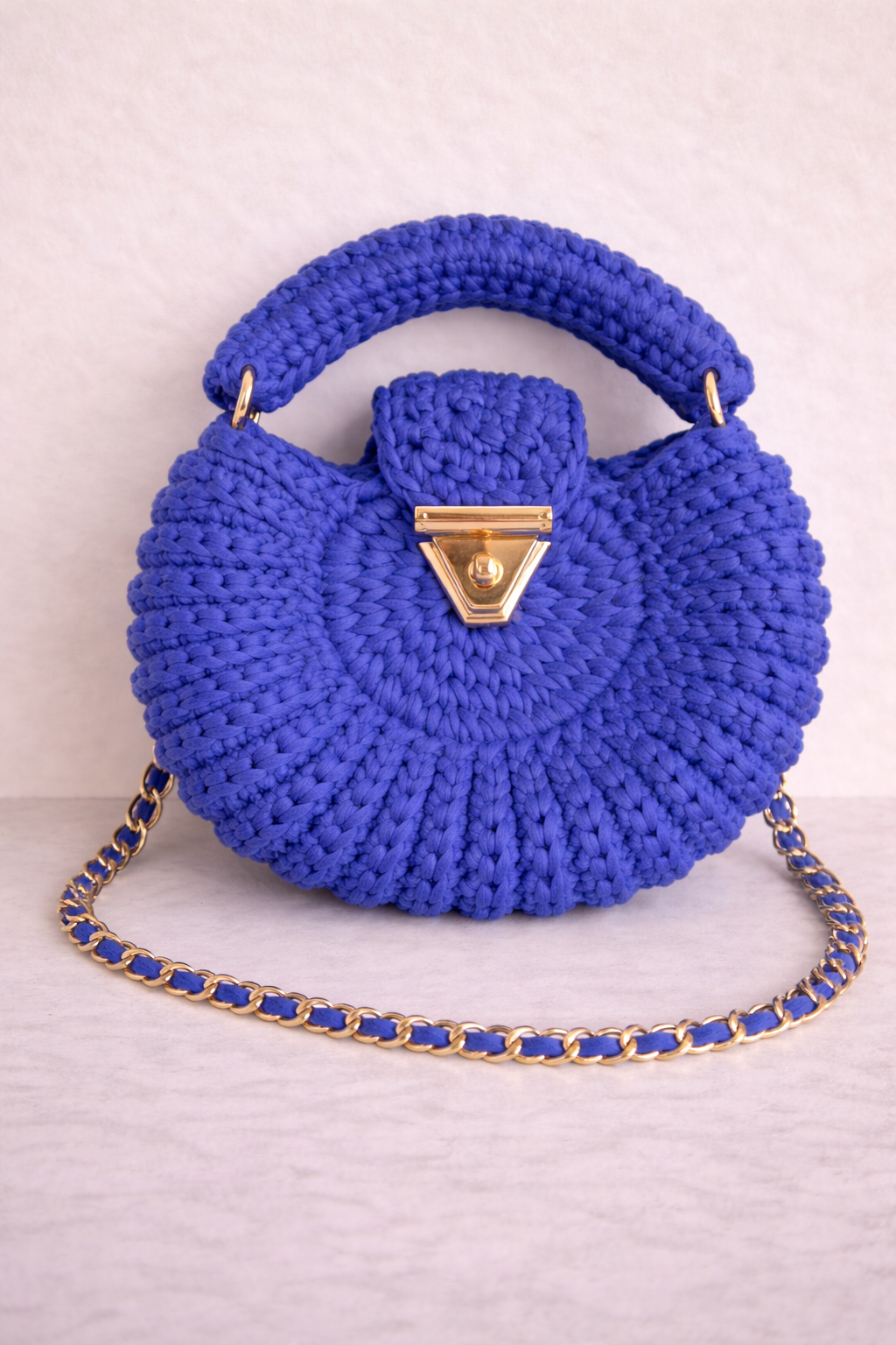Sac crocheté Amaya bleu roi avec fermoir doré et pompon amovible, fait main