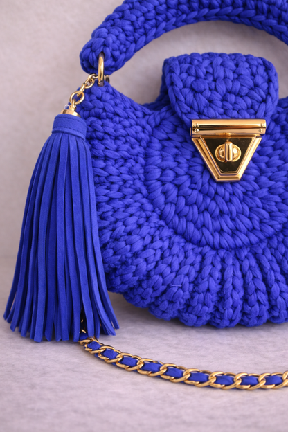 Gros plan texture crochet fait main du sac Amaya bleu roi, fil peigné coton qualité supérieure