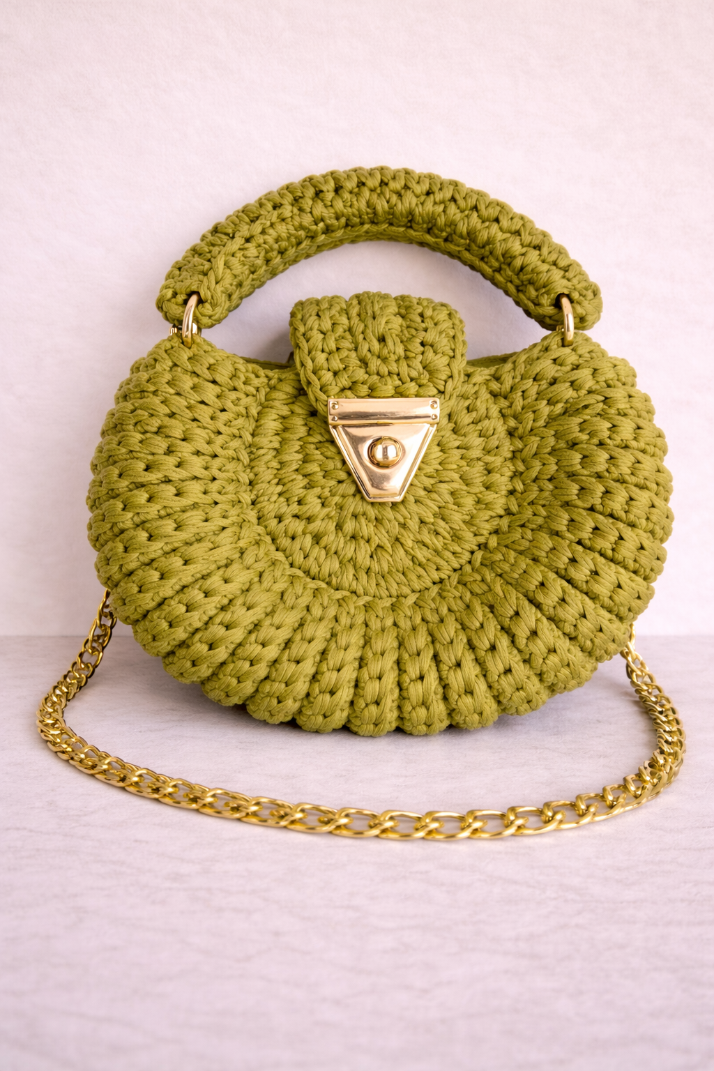 Sac crocheté Amaya vert olive avec fermoir doré et pompon amovible, fait main