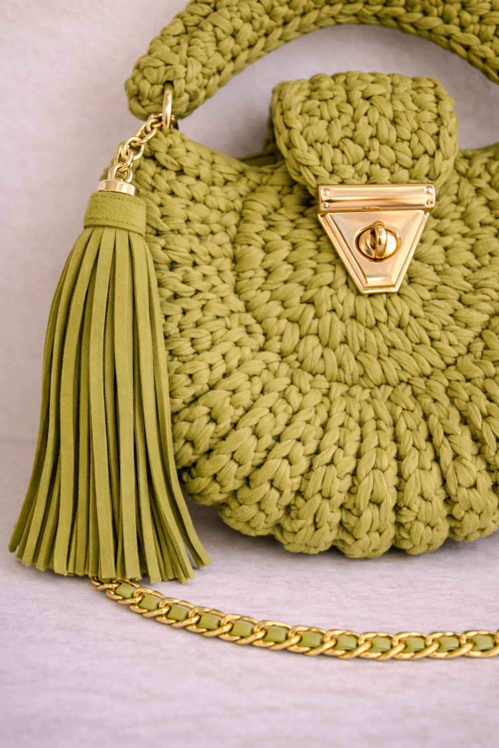 Gros plan texture crochet fait main du sac Amaya olive, fil peigné coton qualité supérieure