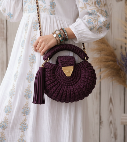 Sac Amaya prune porté en bandoulière avec chaîne dorée, style décontracté élégant