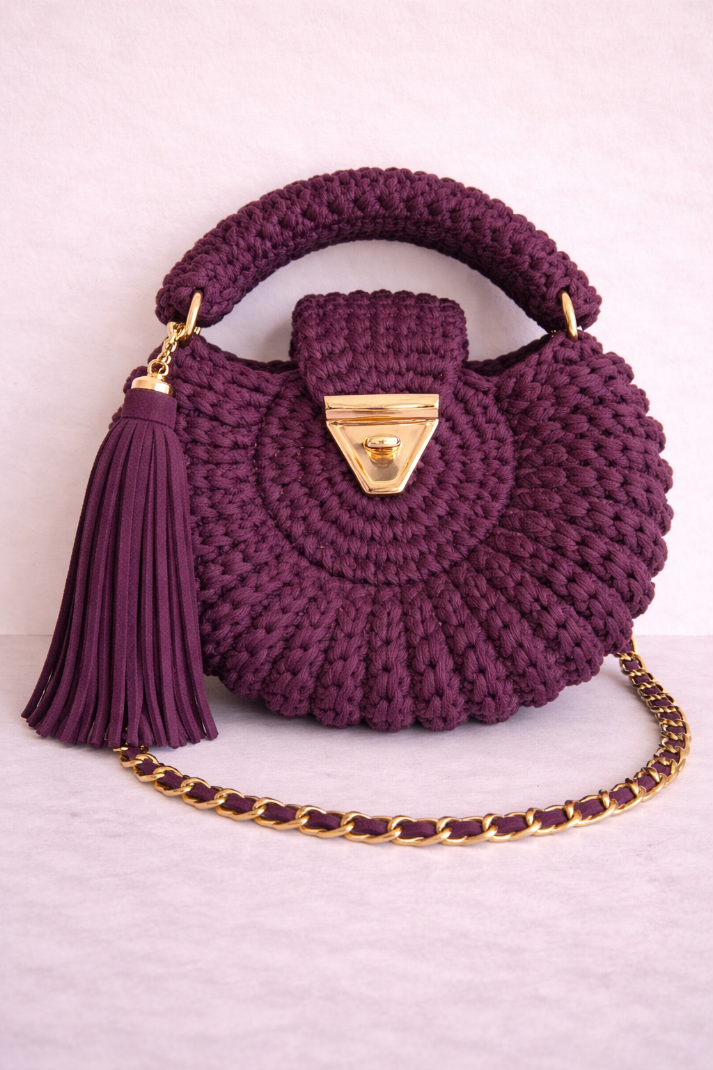 Sac Amaya prune crocheté main en coton premium, bandoulière chaîne dorée, artisanal raffiné