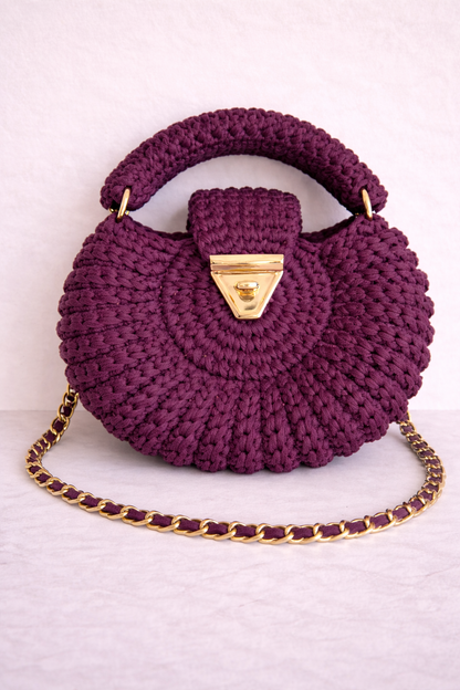 Sac crocheté Amaya violet prune avec fermoir doré et pompon amovible, fait main