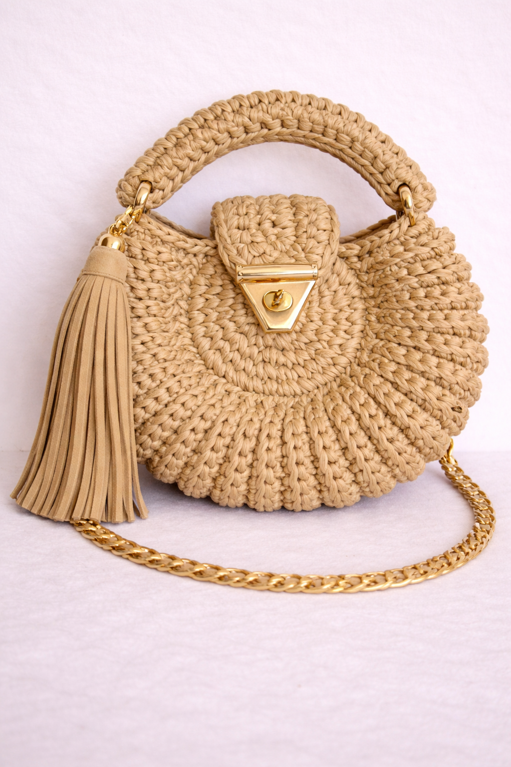 Sac Amaya sable crocheté main en coton premium, bandoulière chaîne dorée, artisanal intemporel